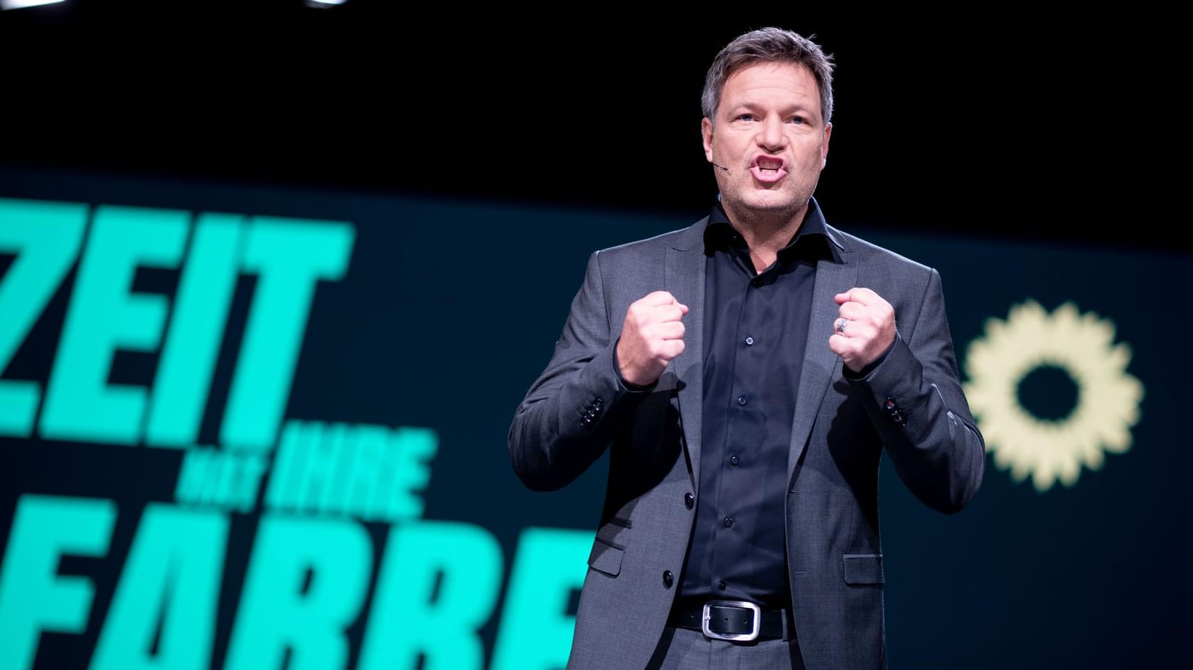 Grünen-Chef Robert Habeck hält beim digitalen Bundesparteitag der Grünen auf dem Podium eine Rede: Im Jahr ihres 40-jährigen Bestehens wollen die Grünen ein neues Grundsatzprogramm beschließen.