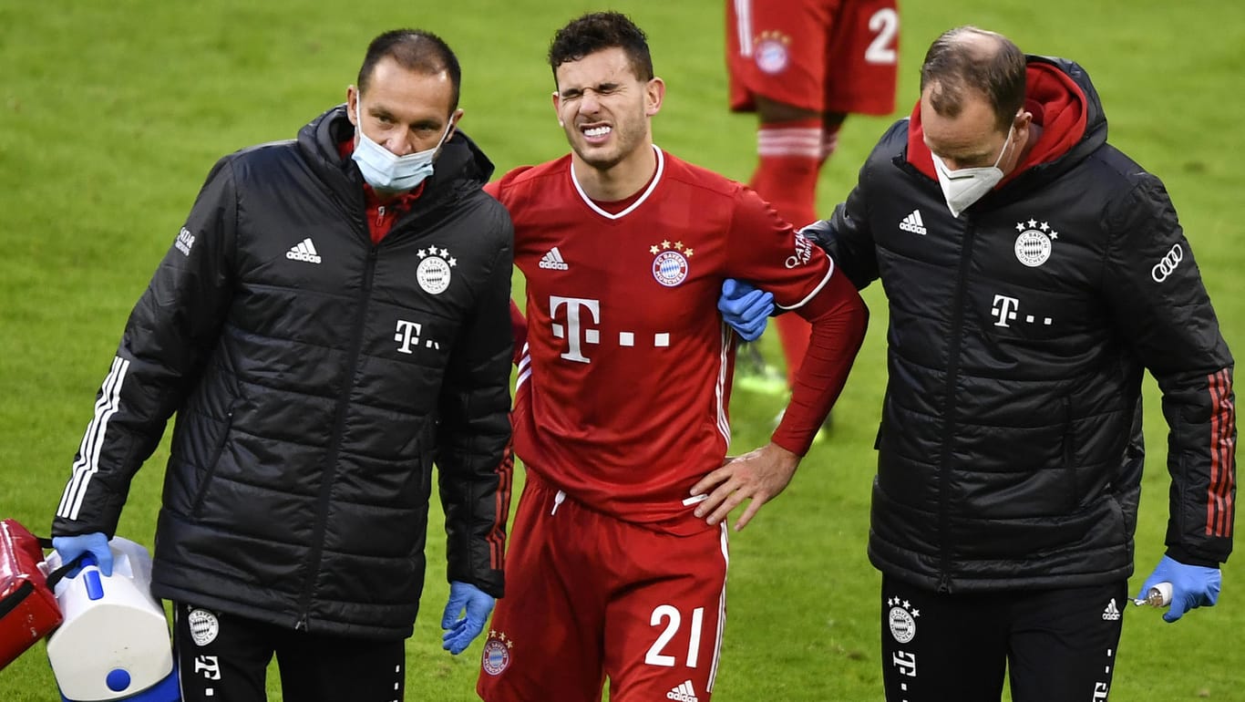 Lucas Hernandez geht verletzt vom Platz: Der Bayern-Spieler musste früh ausgewechselt werden.