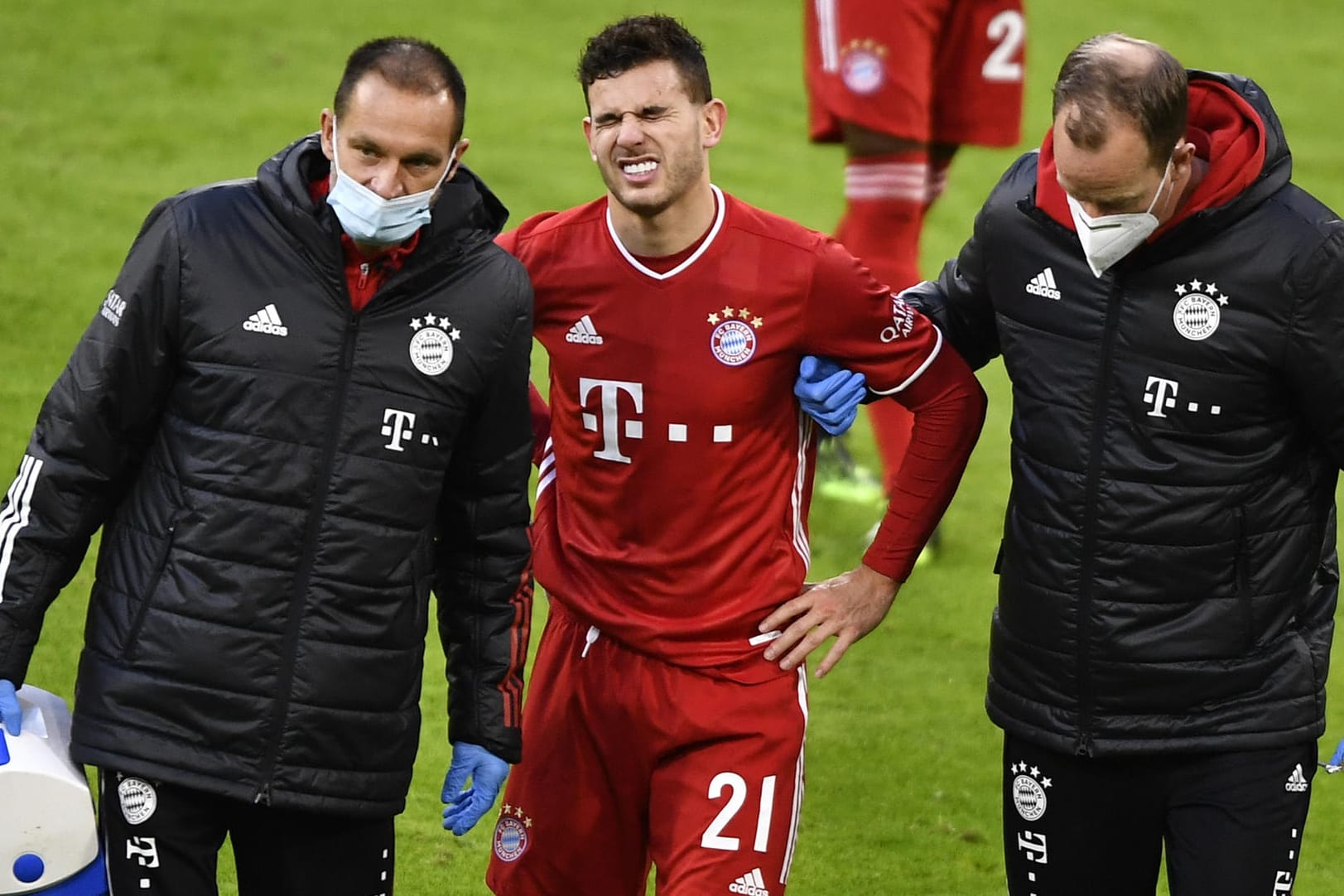 Lucas Hernandez geht verletzt vom Platz: Der Bayern-Spieler musste früh ausgewechselt werden.