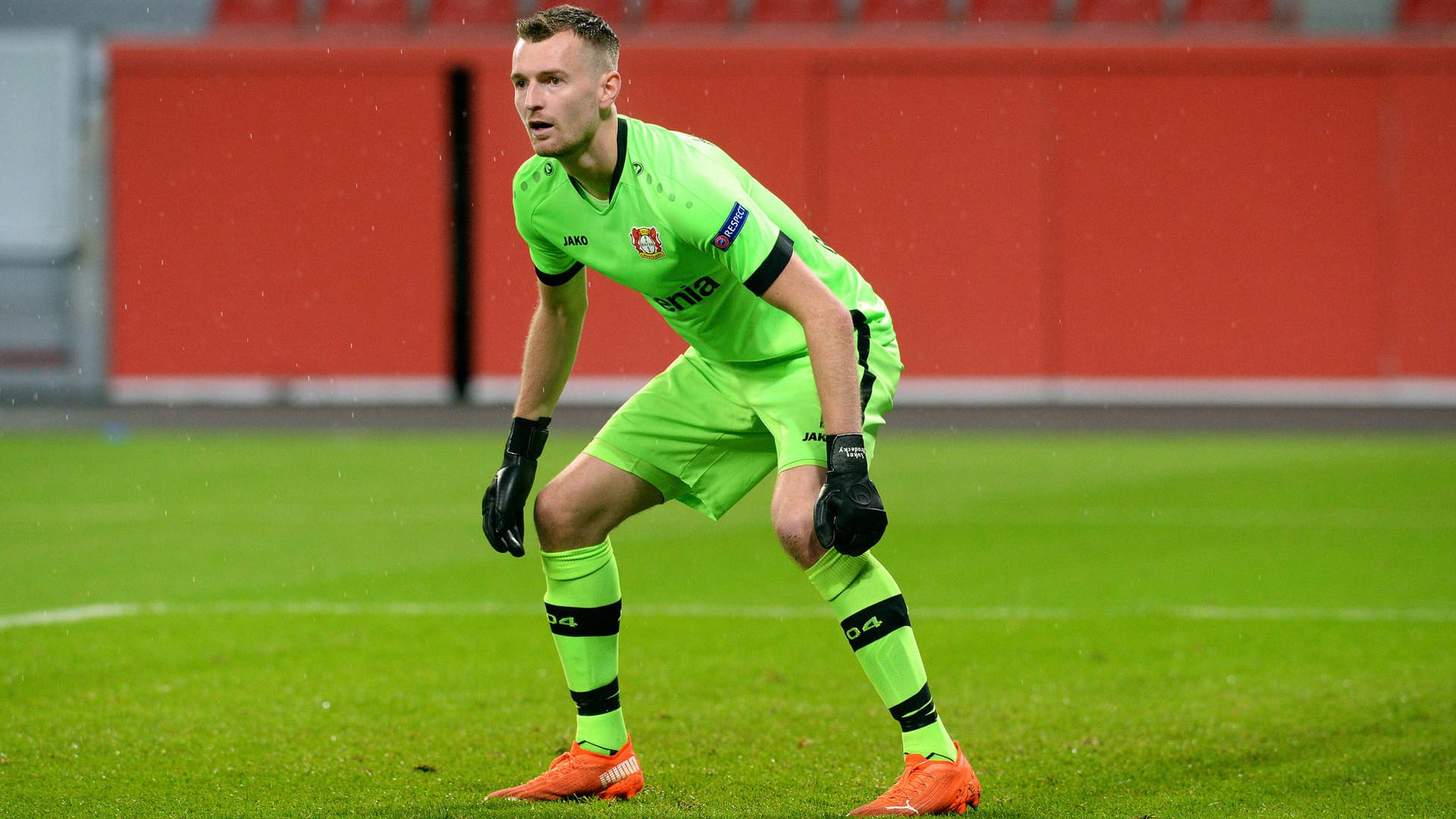 Lukas Hradecky: Bayers Torwart wäre beinahe zum Unglücksraben geworden. Lukas Hradecky: Bayers Torwart wäre beinahe zum Unglücksraben geworden.
