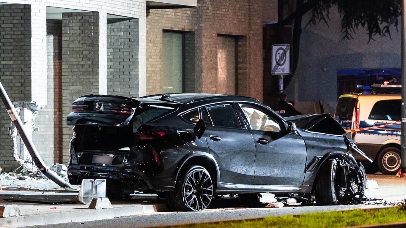 Unfall in Frankfurt: Ein zerstörter Wagen steht im Stadtteil Ostend am Bordsteinrand.