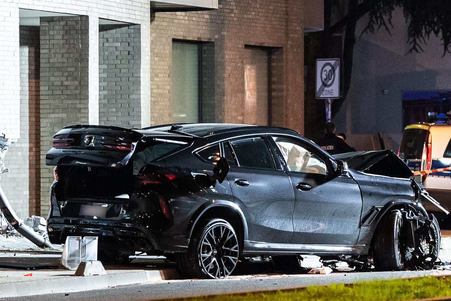 Unfall in Frankfurt: Ein zerstörter Wagen steht im Stadtteil Ostend am Bordsteinrand.