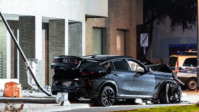 Ein zerstörter PKW steht nach einem Unfall im Frankfurter Ostend. Ein zerstörter PKW steht nach einem Unfall im Frankfurter Ostend.