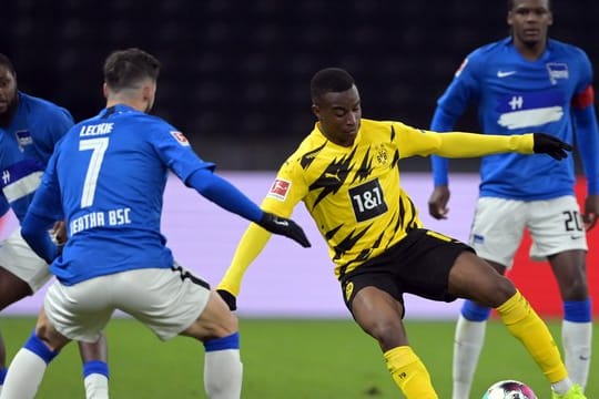 Kein Fußballer war bei seinem ersten Bundesliga-Spiel jünger: Youssoufa Moukoko (2.