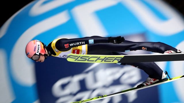 Im Skisprung-Weltcup schauen alle gespannt auf das erste Einzel-Springen: Karl Geiger aus Deutschland in Aktion. Im Skisprung-Weltcup schauen alle gespannt auf das erste Einzel-Springen: Karl Geiger aus Deutschland in Aktion.