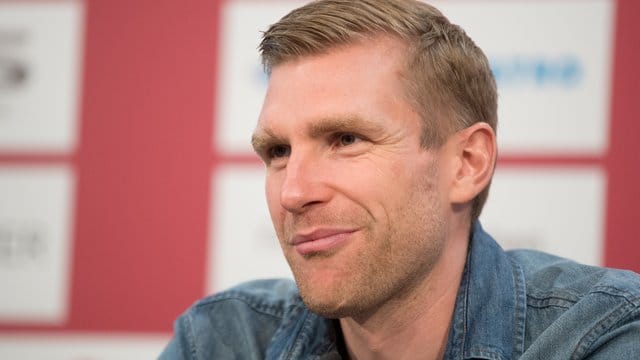 Der ehemalige Fußball-Nationalspieler Per Mertesacker würde es begrüßen, wenn Joachim Löw im Amt bleibt. Der ehemalige Fußball-Nationalspieler Per Mertesacker würde es begrüßen, wenn Joachim Löw im Amt bleibt.