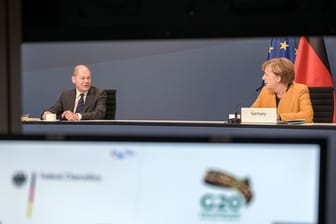 Kanzlerin Angela Merkel und Finanzminister nehmen aus dem Kanzleramt in Berlin am virtuellen G20-Gipfel teil.