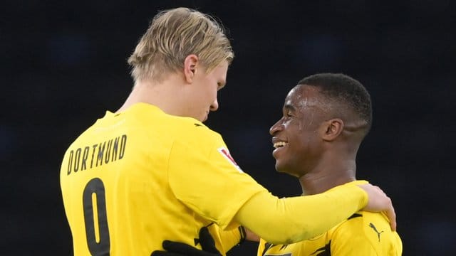 Vierfach-Torschütze Erling Haaland (l) jubelt mit Bundesliga-Debütant Youssoufa Moukoko. Vierfach-Torschütze Erling Haaland (l) jubelt mit Bundesliga-Debütant Youssoufa Moukoko.