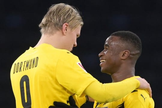 Vierfach-Torschütze Erling Haaland (l) jubelt mit Bundesliga-Debütant Youssoufa Moukoko.