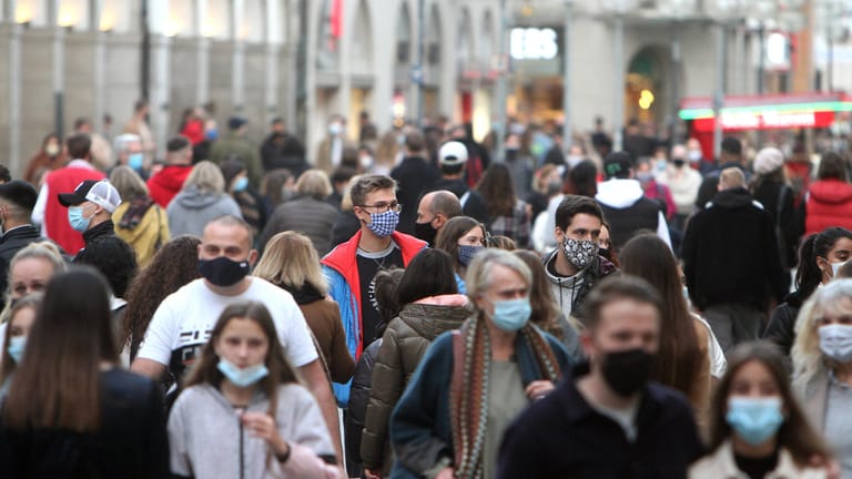 Menschen laufen duch eine Münchner Fußgängerzone: Das RKI meldet rund 15.500 Neuinfektionen.
