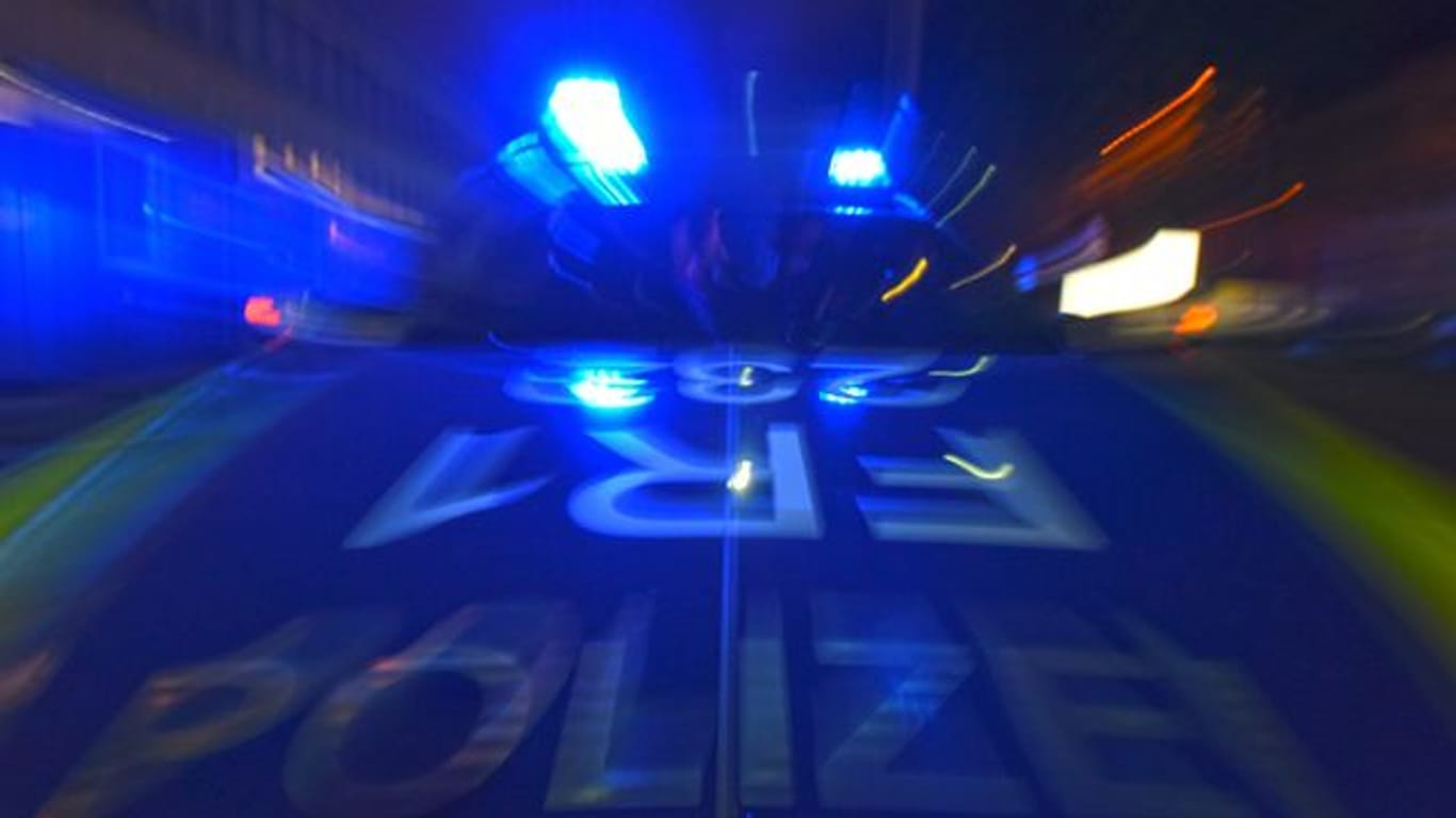Blaulicht der Polizei (Symbolbild): In Stuttgart hat ein Mann insgesamt fünf Menschen angegriffen.