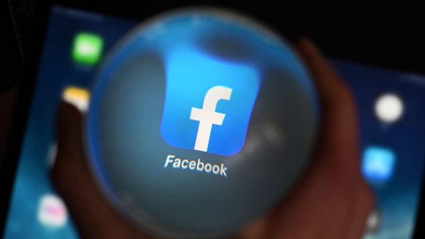 Facebook benutzt das Programm Photo-DNA in all seinen Apps "um bekanntes Kindesmissbrauchsmaterial zu finden und es schnell zu löschen".
