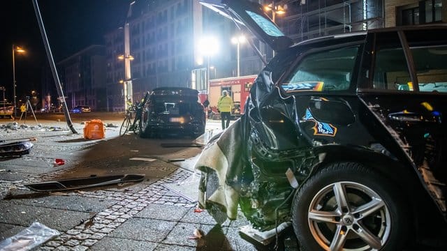 Zwei zerstörte Pkw stehen nach einem Unfall im Frankfurter Ostend: Die Ermittlungen zu dem Unfall laufen.