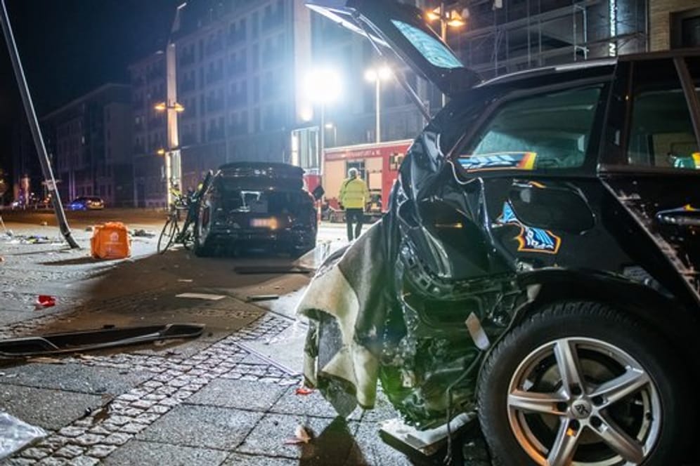 Zwei zerstörte Pkw stehen nach einem Unfall im Frankfurter Ostend: Die Ermittlungen zu dem Unfall laufen.