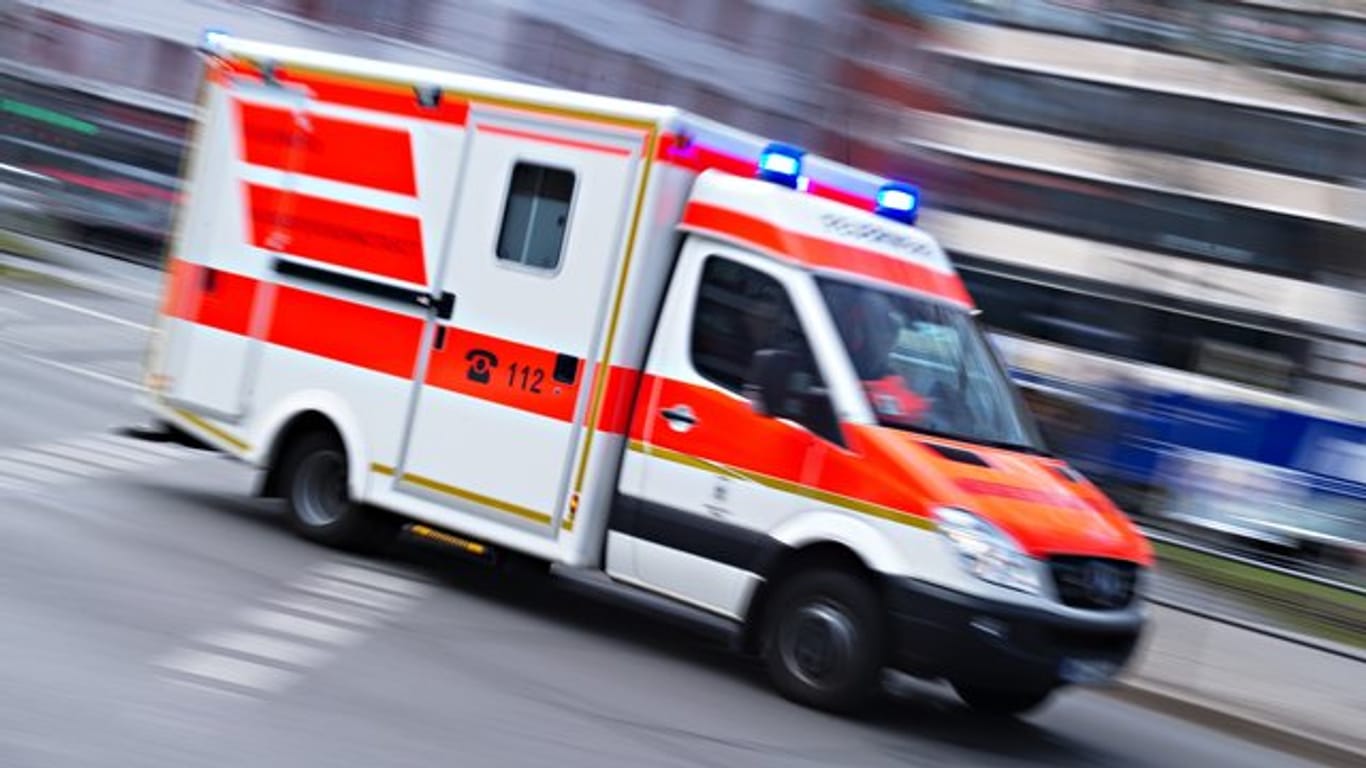 Ein Rettungswagen fährt mit Blaulicht durch die Stadt (Symbolbild): Bei einem Unfall in Hamburg ist eine Fußgängerin ums Leben gekommen.