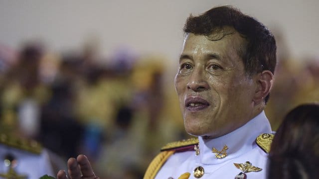 Der thailändische König Maha Vajiralongkorn grüßt seine Anhänger nach einer buddhistischen Zeremonie im Großen Palast.