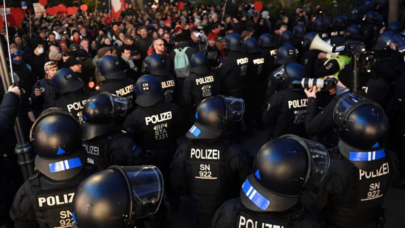 Polizisten sperren den Weg von Gegnern der Corona-Politik im Leipziger Zentrum: Die Bundespolizei verzeichnete zahlreiche Straftaten bei den Demos in Leipzig.
