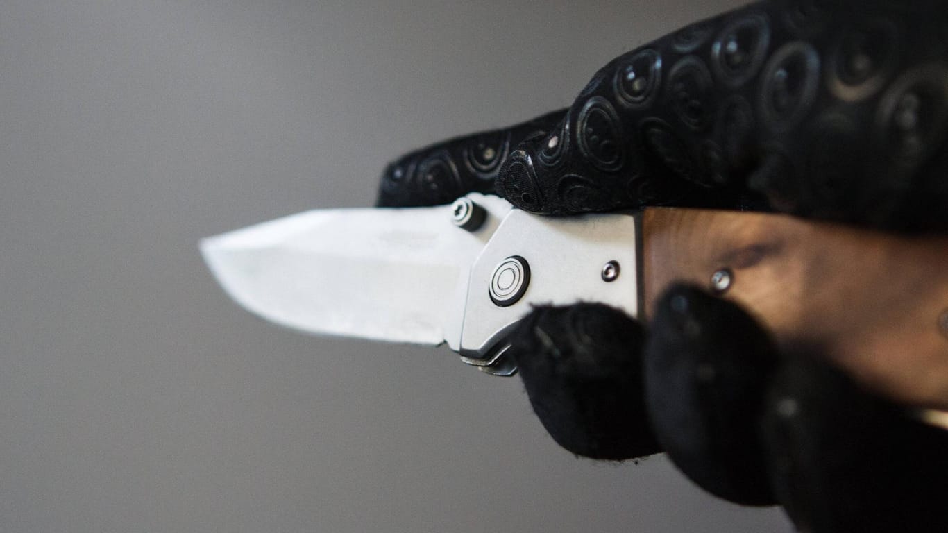 Eine Person hält ein Messer in der Hand (Symbolbild): Nach einer Messerattacke in Hagen hat sich der Täter gestellt.
