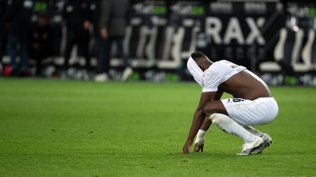 Auch Gladbachs Breel Embolo ärgerte sich nach dem späten Gegentor. Auch Gladbachs Breel Embolo ärgerte sich nach dem späten Gegentor.
