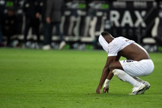 Auch Gladbachs Breel Embolo ärgerte sich nach dem späten Gegentor.