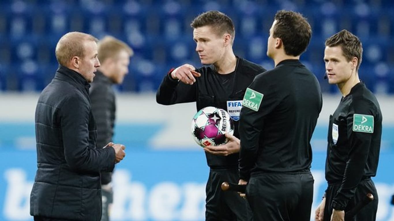 Hoffenheims Trainer Sebastian Hoeneß (l) diskutierte nach dem Spiel mit dem Schiedsrichtergespann um Daniel Siebert (M).