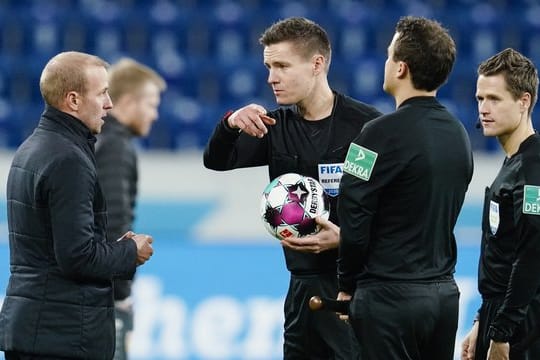 Hoffenheims Trainer Sebastian Hoeneß (l) diskutierte nach dem Spiel mit dem Schiedsrichtergespann um Daniel Siebert (M).