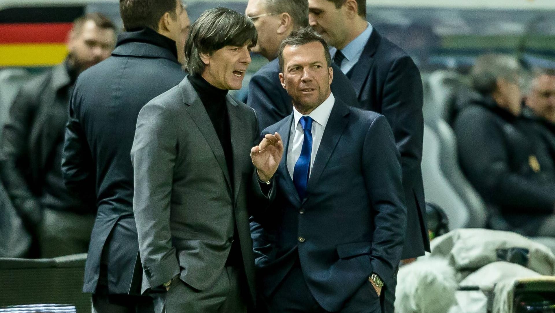 Joachim Löw (li.) und Lothar Matthäus (re.) (Archivfoto): Der Rekordnationalspieler äußerte sich vor wenigen Tagen noch anders über Löw. Joachim Löw (li.) und Lothar Matthäus (re.) (Archivfoto): Der Rekordnationalspieler äußerte sich vor wenigen Tagen noch anders über Löw.