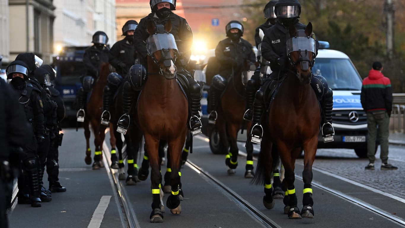 Eine Reiterstaffel der Polizei ist im Zentrum von Leipzig unterwegs: Mehrere Demonstrationen fanden gleichzeitig statt.