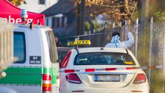 Ein Mitarbeiter der Spurensicherung arbeitet an einem Tatort auf einer Straße, in der zuvor zwei Menschen erschossen wurden: Jetzt sind weitere Details zur Tat bekannt geworden. Ein Mitarbeiter der Spurensicherung arbeitet an einem Tatort auf einer Straße, in der zuvor zwei Menschen erschossen wurden: Jetzt sind weitere Details zur Tat bekannt geworden.
