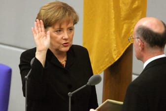 22. November 2005: Bundestagspräsident Norbert Lammert vereidigt im Deutschen Bundestag Angela Merkel zur Bundeskanzlerin.