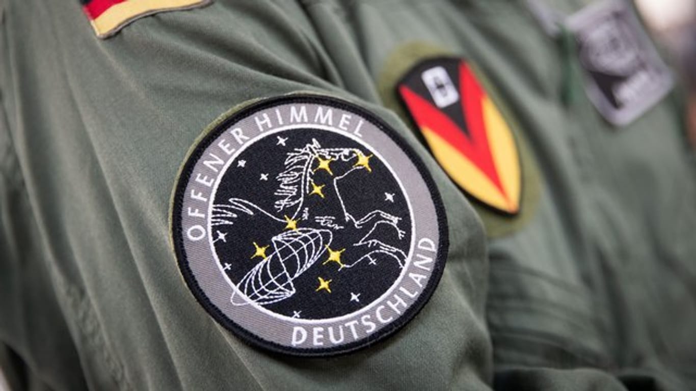 Das Abzeichen für die Mission "Offener Himmel" prangt am Arm eines Crew-Mitglieds des neuen A319-Missionsflugzeugs der Bundeswehr.