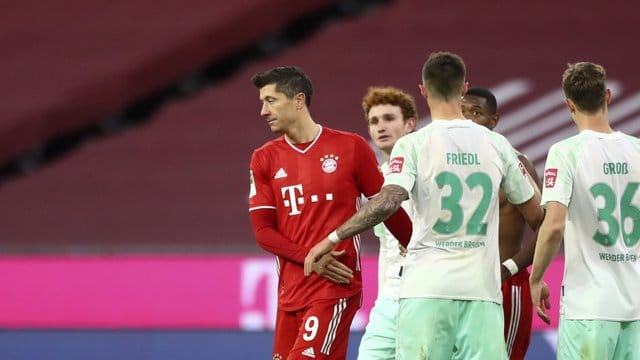 Die Spieler des FC Bayern München um Stürmerstar Robert Lewandowski (l) waren nach dem Remis gegen Werder enttäuscht. Die Spieler des FC Bayern München um Stürmerstar Robert Lewandowski (l) waren nach dem Remis gegen Werder enttäuscht.