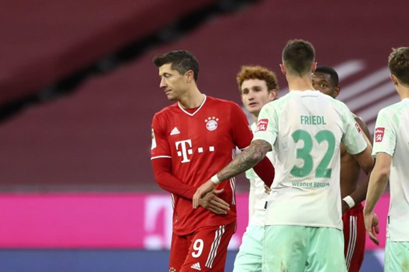 Die Spieler des FC Bayern München um Stürmerstar Robert Lewandowski (l) waren nach dem Remis gegen Werder enttäuscht.