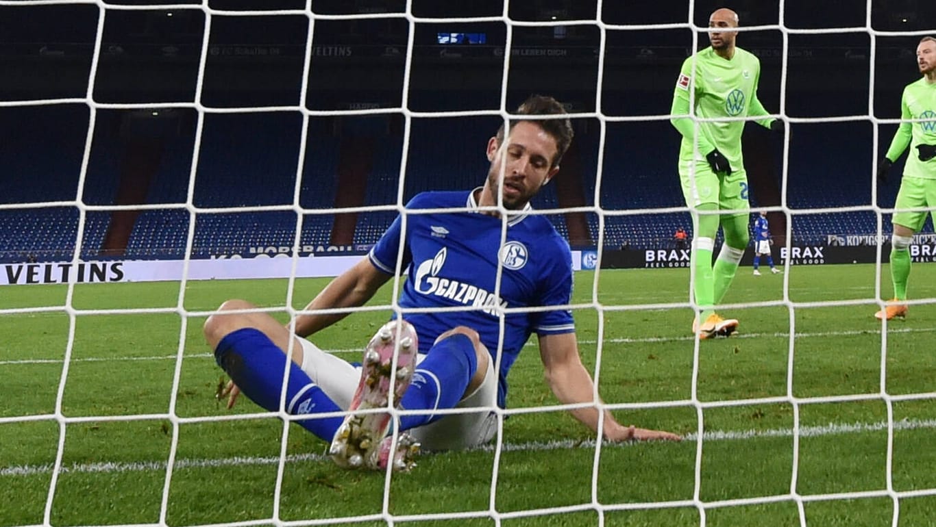 Mark Uth sitzt im Torraum auf dem Boden: Schalke verlor gegen Wolfsburg mit 0:2.