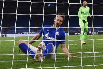 Mark Uth sitzt im Torraum auf dem Boden: Schalke verlor gegen Wolfsburg mit 0:2.