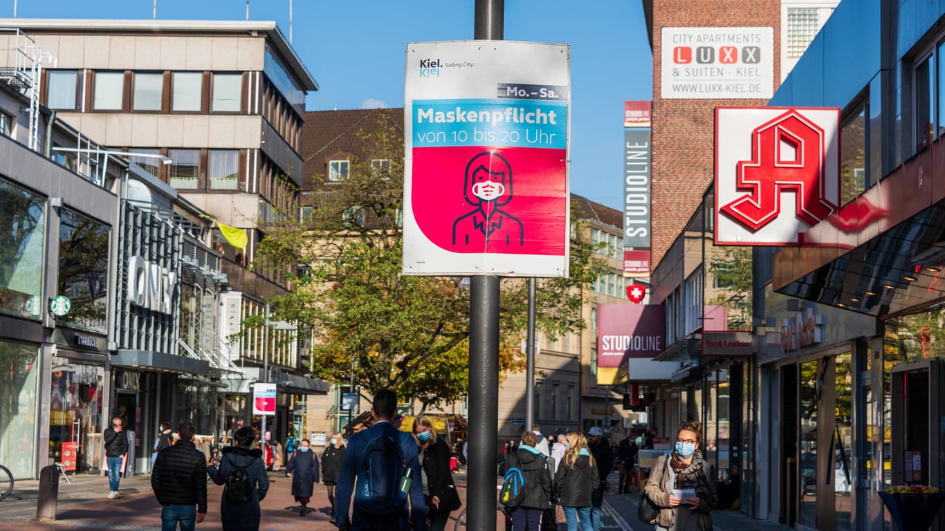 Eine Straße in Kiel mit dem Hinweis zur Maskenpflicht (Symbolbild): Bis zu 1.000 Personen sollen in Kiel das Corona-Armband testen.
