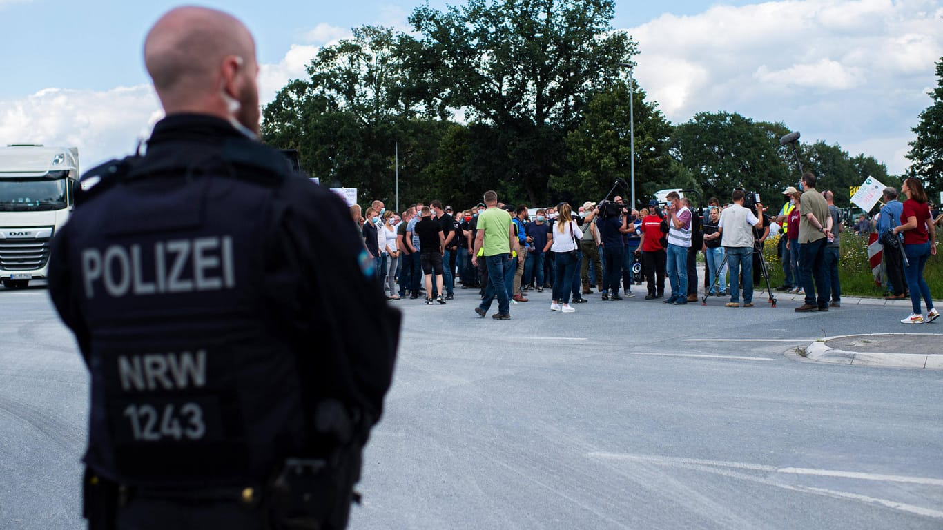 Ein Polizist steht am Rande einer Demonstration (Symbolbild): In Stuttgart gab es eine Demonstration gegen die Corona-Maßnahmen.