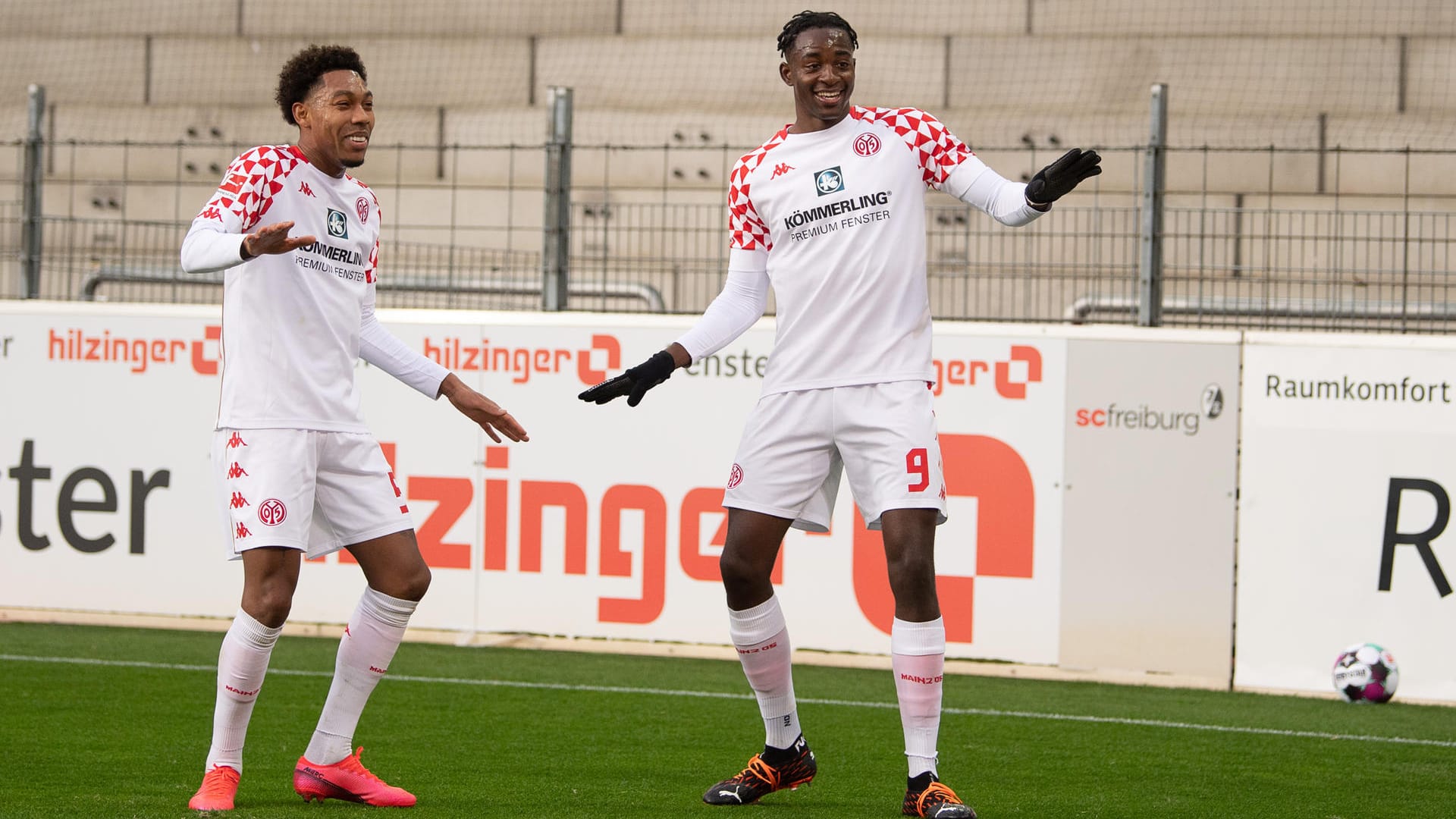 Jean-Paul Boëtius (li.) und Jean-Philippe Mateta (re.): Die Mainzer tanzen nach dem Tor zum 0:3. Jean-Paul Boëtius (li.) und Jean-Philippe Mateta (re.): Die Mainzer tanzen nach dem Tor zum 0:3.