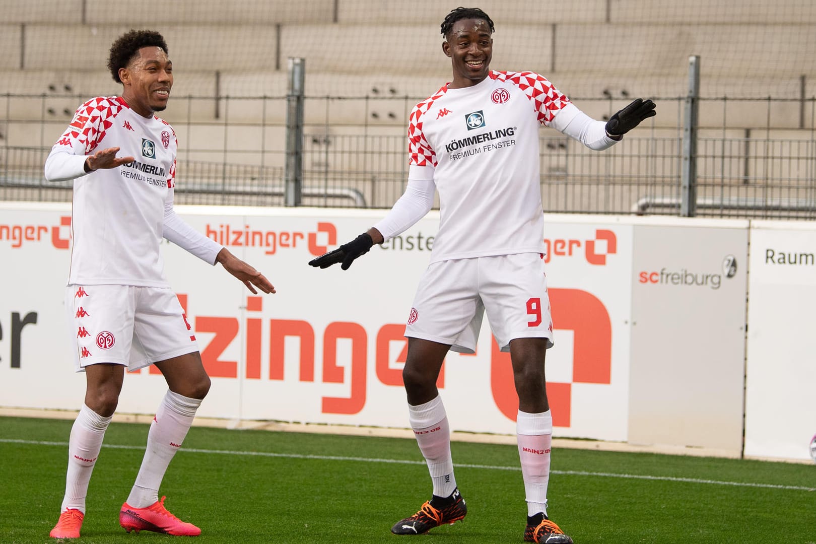 Jean-Paul Boëtius (li.) und Jean-Philippe Mateta (re.): Die Mainzer tanzen nach dem Tor zum 0:3.