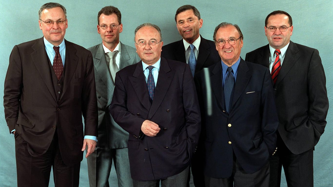 Der Aufsichtsrat von Herta BSC Berlin im Jahr 2004 (Archivbild): Heinz Warneke (2.v.r) ist im Alter von 89 Jahren verstorben.