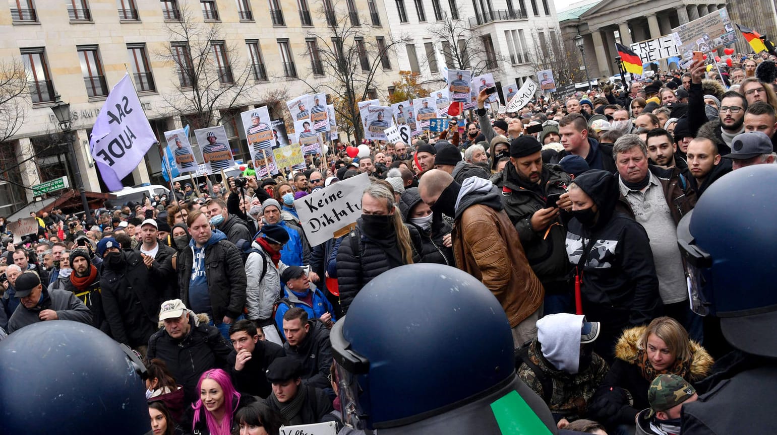 "Querdenker"-Demo in Berlin: Die Teilnehmer halten die Maßnahmen zum Schutz vor Corona für Willkür.