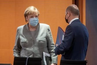 Bundeskanzlerin Angela Merkel (CDU) und Olaf Scholz, Bundesminister der Finanzen (SPD), bei einer Sitzung des Bundeskabinetts im Kanzleramt.