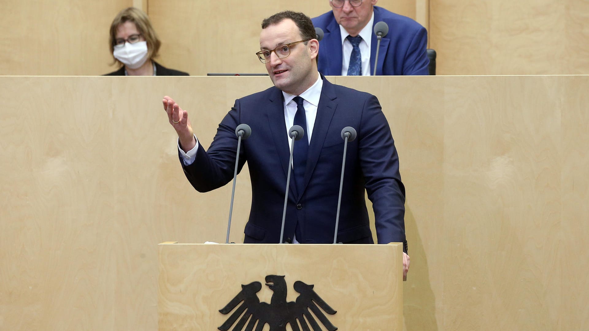 Gesundheitsminister Jens Spahn hat sich dafür ausgesprochen, bei Corona-Infektionen an Schulen die betroffenen Klassen sofort in häusliche Quarantäne zu schicken.