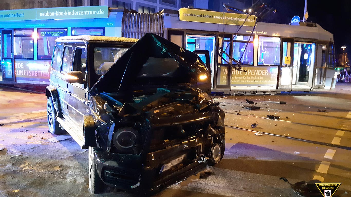 Ein Auto prallt in München frontal gegen Tram: Dabei entstand ein hoher Sachschaden.