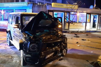 Ein Auto prallt in München frontal gegen Tram: Dabei entstand ein hoher Sachschaden.