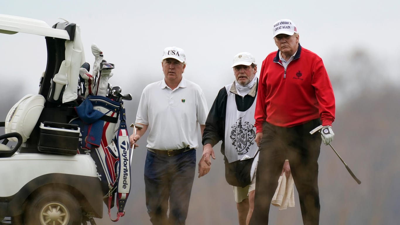 Donald Trump ist in diesen Tagen viel auf dem Golfplatz: Seine Anwälte müssen derweil im Ringen um die US-Wahl zahlreiche Niederlagen vor Gerichten hinnehmen.