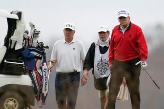 Donald Trump ist in diesen Tagen viel auf dem Golfplatz: Seine Anwälte müssen derweil im Ringen um die US-Wahl zahlreiche Niederlagen vor Gerichten hinnehmen.