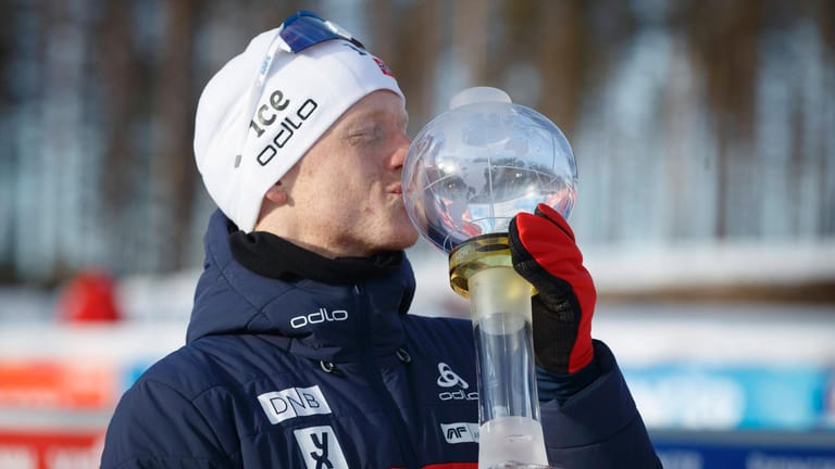 Der norwegische Superstar Johannes Thingnes Bö holte 2019 und 2020 die große Kristallkugel des Gesamtweltcupsiegers.