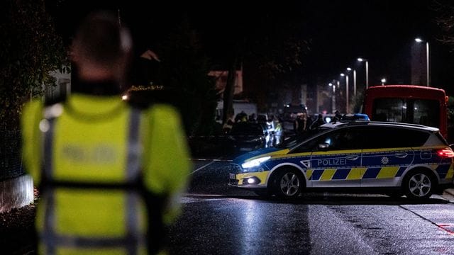 Nach Schüssen in Meckenheim sichern Polizisten den Tatort ab.