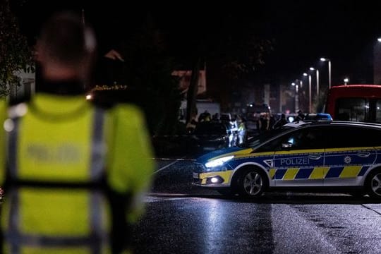 Nach Schüssen in Meckenheim sichern Polizisten den Tatort ab.